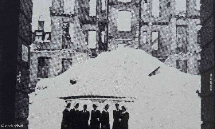 Diakonieschwestern in München vor Ruinen nach dem Zweiten Weltkrieg