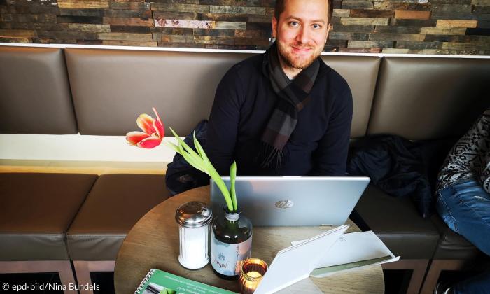 Theologiestudent Adrian Spies arbeitet an seinem Predigt Slam-Text.