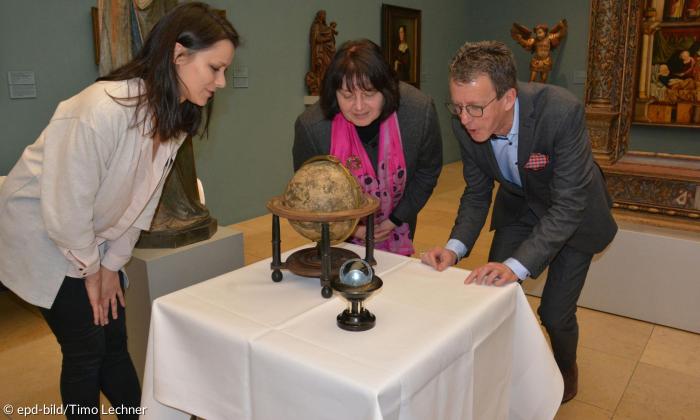 Germanisches Nationalmuseum Nürnberg: Generaldirektor Daniel Hess (re.) mit Ausstellungskuratorinnen Marie-Therese Feist (li.) und Yasmin Doosry (mittig)