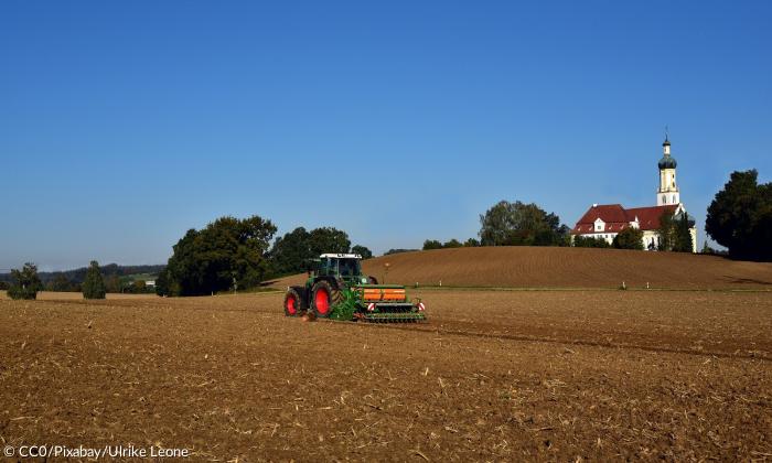 Kirche Acker Bayern Schwaben Landwirtschaft Traktor