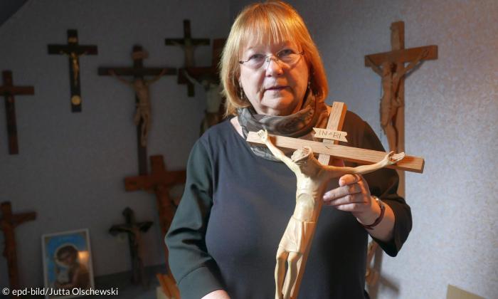 Die Schwabacherin Marianne Lachmann rettet Kruzifixe vor der Entsorgung im Müll.