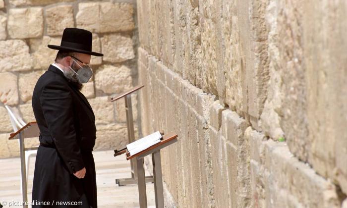 Jerusalem / Corona: Beter an der Klagemauer (Kotel).
