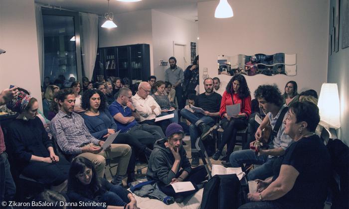 Bei einer Wohnzimmer-Gedenkveranstaltung im Rahmen von Zikaron BaSalon 2019 in Berlin.
