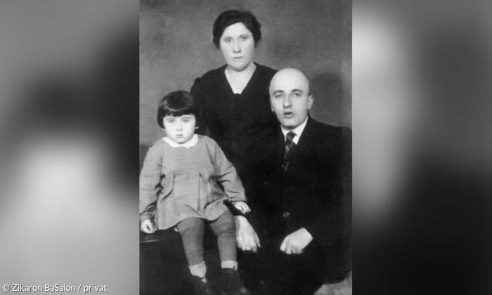 Leah Hasson und ihre Eltern Chaim und Rozia Schwartz. Das Foto entstand kurz vor dem Krieg.