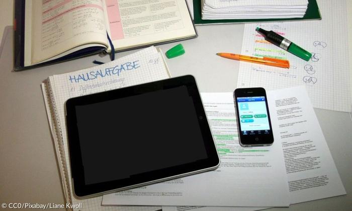 Hausaufgabe digital ipad smartphone Unterricht zuhause lernen