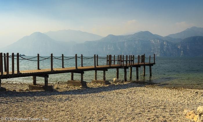 Gardasee Wasser Steg Berge Italien