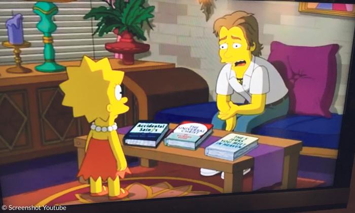 Lisa Simpson befragt Pastor Bode Wright, warum er einst eine Bibel verbrannte. Die Bücher vor ihm, »Accidental Saints« (Unheilige Heilige) von Nadia Bolz-Weber und »The Universal Christ« (Die Wiederentdeckung des universalen Christus) von Richard Rohr, sind Bestseller zeitgenössischer liberaler Theologie. 