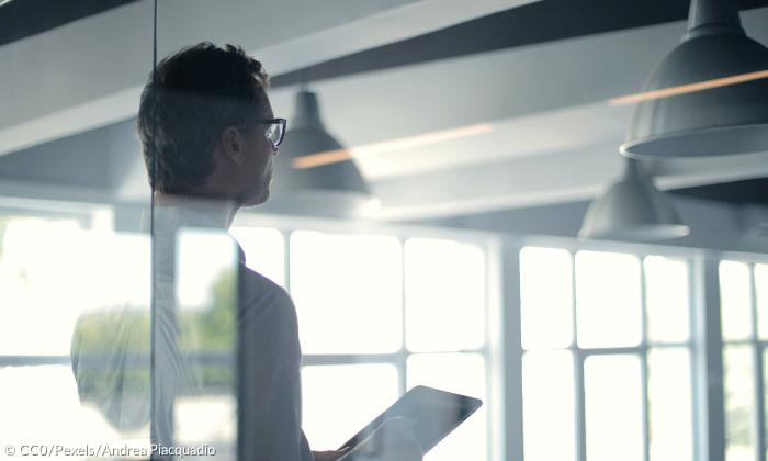 Transparenz Mann Büro Glas
