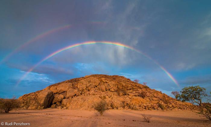 Namibia: Landschaft mit Regenbogen