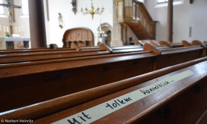 Ein humorvolles Schild weist auf die Platzwahl zum Gottesdienst in Wendelstein hin