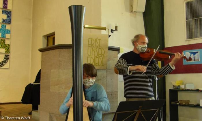 Musik mit Maske im Gottesdienst unter Corona-Bedingungen in Wolkersdorf