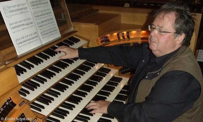 Komponist Enjott Schneider an der Orgel