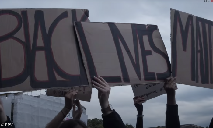 Demonstranten halten ein "Black Lives Matter"-Schild in die Höhe.