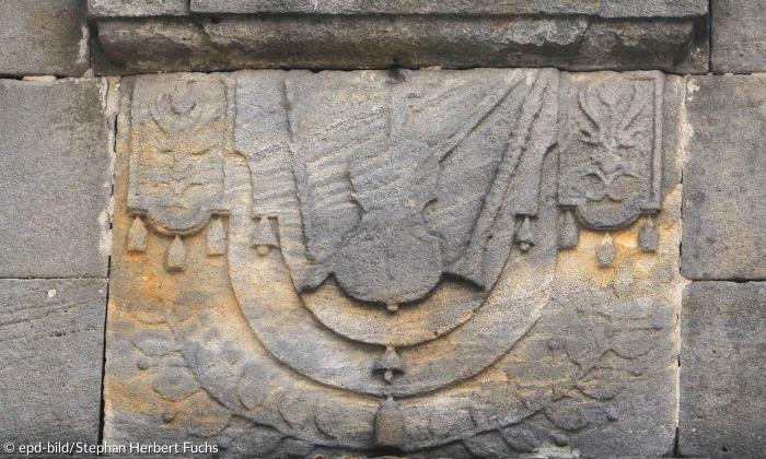 Schmuckelement aus Sandstein unterhalb des Fensters eines Bauernhauses im Bayreuther Raum.
