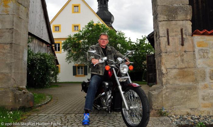 Ein Mann sitzt auf einem Motorrad