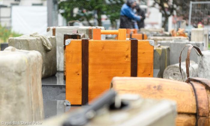 Der "DenkOrt Deportationen" in Würzburg erinnert mit einem Denkmal von dutzenden Koffern und Bündeln an die Nazi-Gräuel.