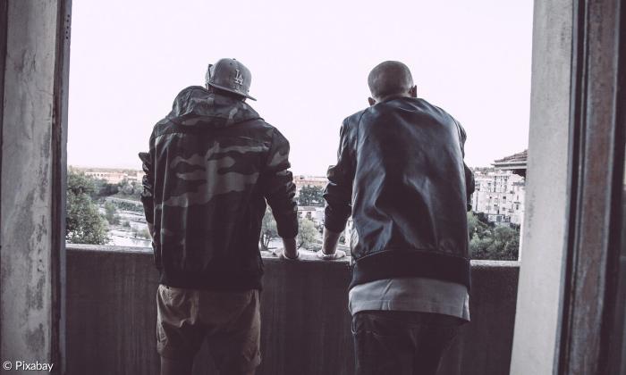 Zwei Jugendliche stehen auf dem Balkon