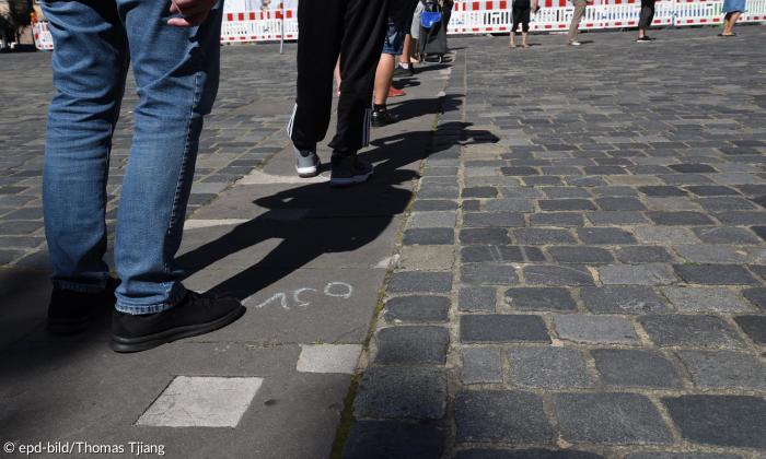 Obdachlosenfrühstück Nürnberg Schlange anstehen Lebensmitteltüten