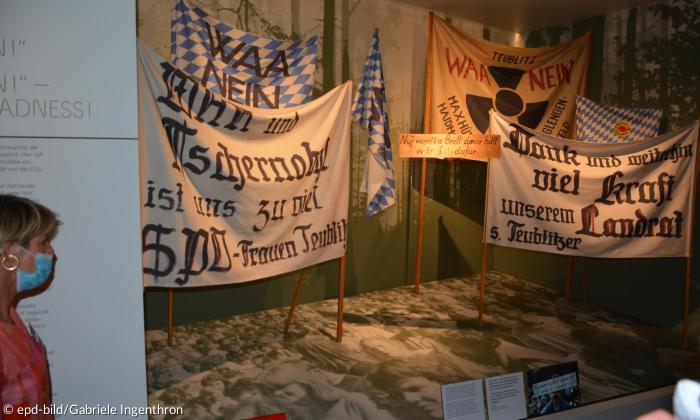 Die WAA-Bühne mit Protestplakaten wurde ergänzt.