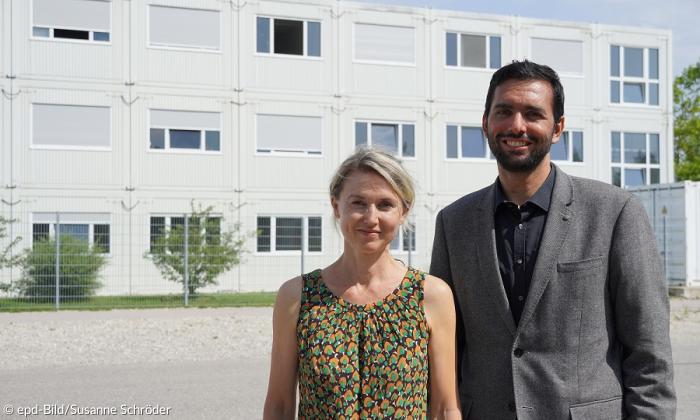 Martina Eller und Radoslav Ganev vor der staatlichen Flüchtlingsunterkunft in Freiham.