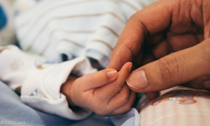 Ein neugeborenes Baby und seine Mutter (Symbolbild)
