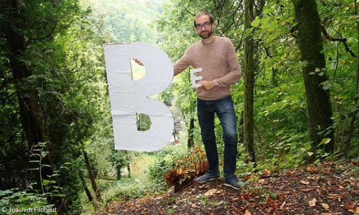 Bernhard König vom Breathe Earth Collective vor der Sichtachse über die Tauber.