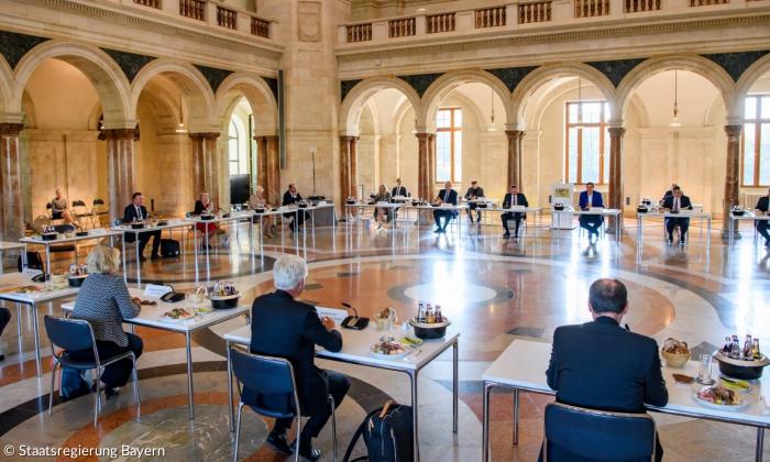 Das Gespräch zwischen der Bayerischen Staatsregierung und Vertretern der Evangelischen Landeskirche fand im Kuppelsaal der Staatskanzlei statt.