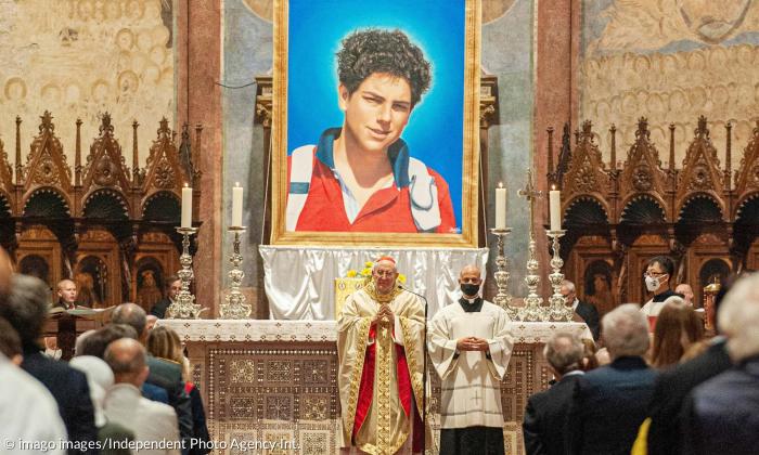 Vom Ferienfoto zum Heiligenschein: Gottesdienst zur Seligsprechung von Carlo Acutis im Oktober 2020 in Assisi.