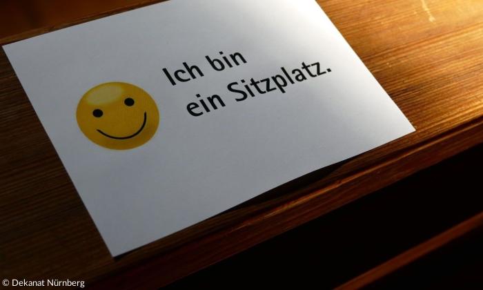 Ein Sitzplatz in Corona-Zeiten in der Reformations-Gedächtnis-Kirche Maxfeld