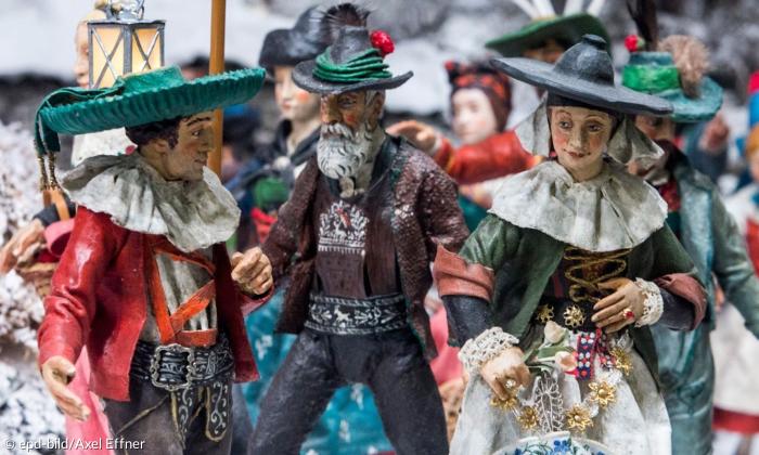 Trachtlergruppen aus allen Regierungsbezirken Bayerns besuchen das Kind in der "Ettaler Schneekrippe"
