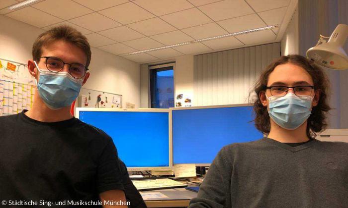 Hanno (links) und Alex (rechts) in ihrem Büro