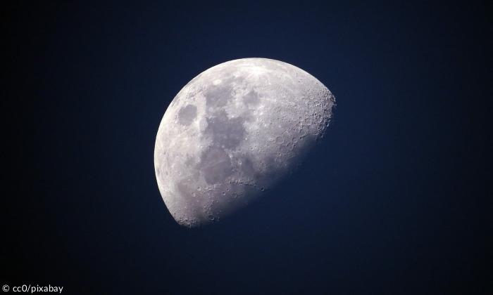 Der Mond, halb zu sehen