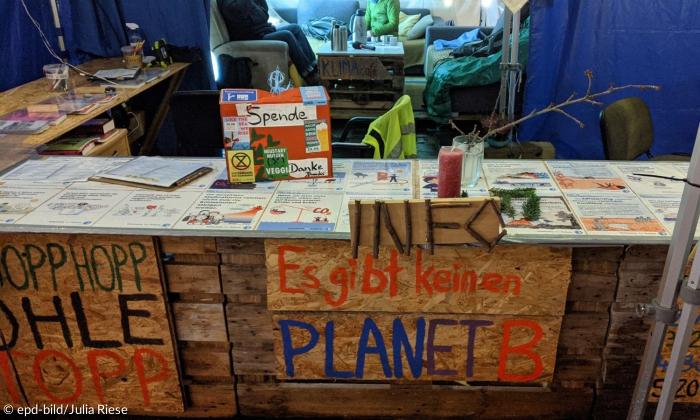 Im Bild: Der Infostand des Klimacamps