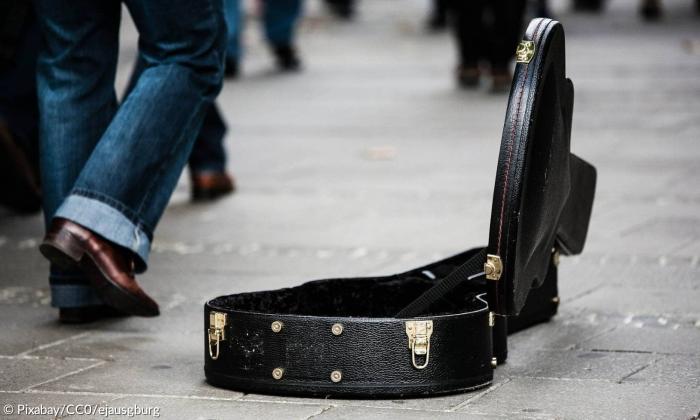 Gitarrenkoffer in der Fußgängerzone