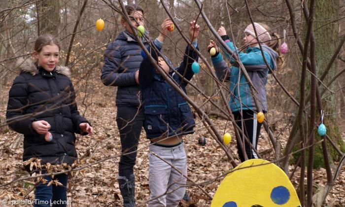 Besucher eines Osterspaziergangs bei Zirndorf