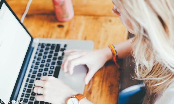 Eine Frau sitzt vor dem Laptop