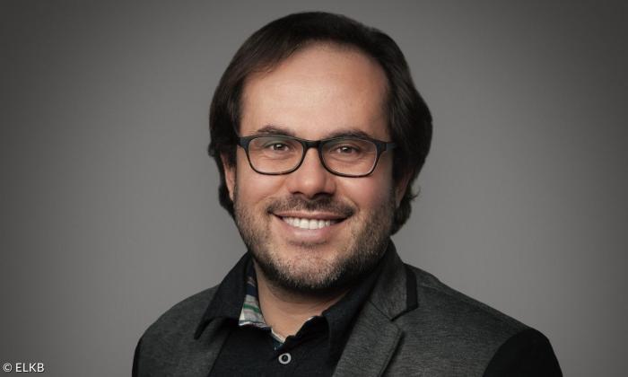 Ein Mann mit Brille