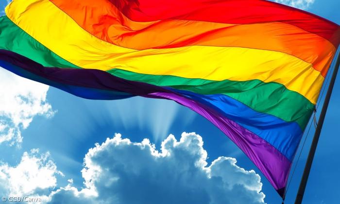 Eine Regenbogenfahne