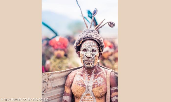 Mann bei einem Kultereignis in Papua-Neuguinea