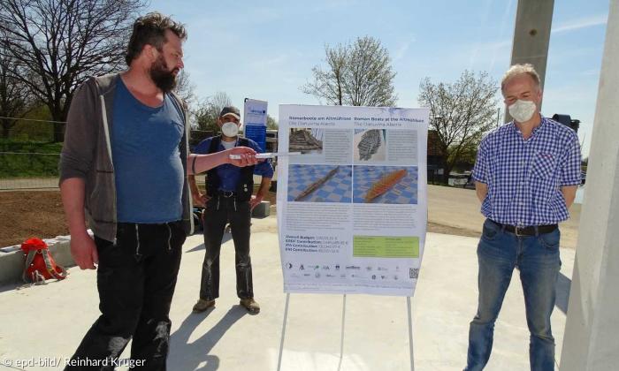 Das Dreigestirn des Römerbootsbauprozesses: Der Erlanger Professor Boris Dreyer (rechts), Bootsbauer Frank Jäcklein aus Regensburg (dahinter) und Bootsbaumeister Andreas Gronau (links) aus Wingst im niedersächsischen Landkreis Cuxhaven Schleswig-Holstein.