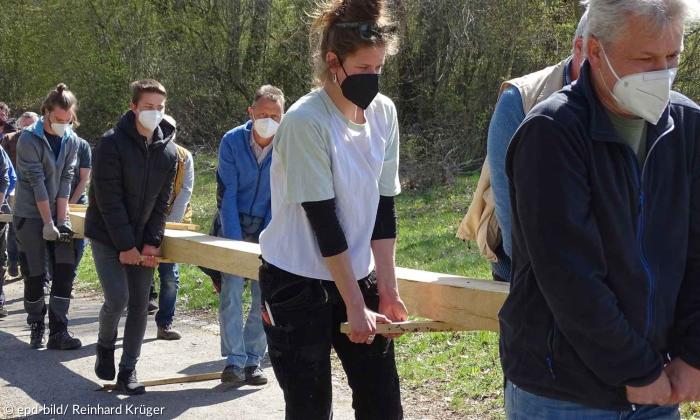 Der Kiel des Bootes ist das Rückgrat. Freiwillige Helfer schleppen das 500 Kilo und 22 Meter lange Teil zur künftigen Bootshalle. Mitten drin: Lena-Marie Kulke. Die 27-jährige ehemalige Tänzerin wird Bootsbauerin. „Meine Berufung“, sagt sie.