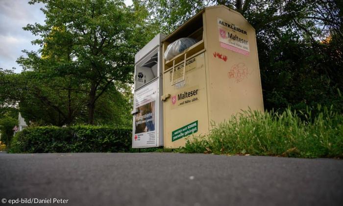 Zwei Altkleidercontainer am Frauenlandplatz in Würzburg