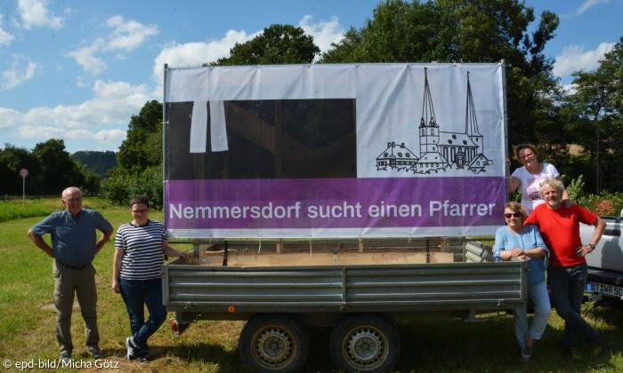 Der Kirchenvorstand von Nemmersdorf mit dem Banner