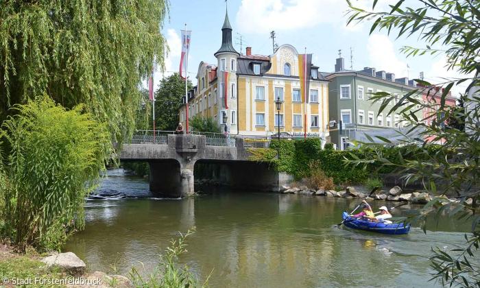 Blick auf die Stadt Fürstenfeldbruck mit Amper