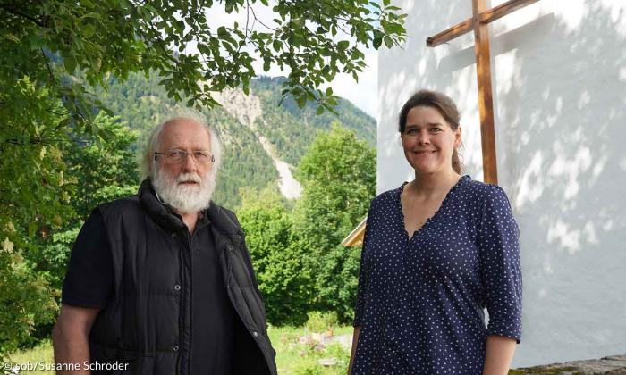 Hobbyhistoriker und Gemeindemitglied Berthold Both und Pfarrerin Ilka Huber vor der Heilig-Geist-Kirche in Bayrischzell.