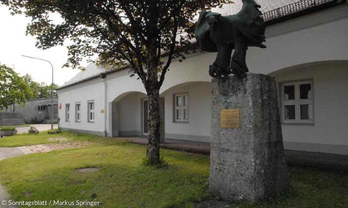 Gelände der Bundeswehr-Universität in Neubiberg mit Adler-Skulptur und Gedenktafel.