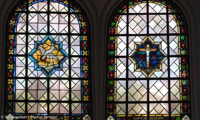 Die Fenster der Neubiberger Campuskirche (5): Taube mit Ölzweig / Corpus Christi