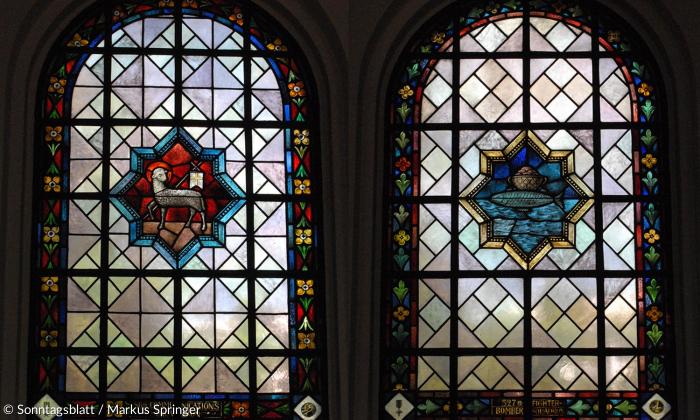 Die Fenster der Neubiberger Campuskirche (4): Das Osterlamm oder "Agnus Dei" / Brotkorb und Fisch 