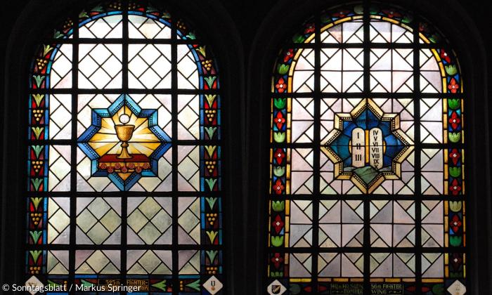 Die Fenster der Neubiberger Campuskirche (3): Hostie, Kelch und Buch mit sieben Siegeln / Die Zehn Gebote