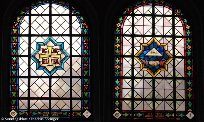 Die Fenster der Neubiberger Campuskirche (2): "IC XC NIKA" / Allsehendes Auge Gottes